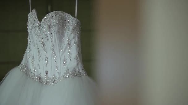 Vestido de novia blanco con diamantes de imitación y piedras colgando en la habitación — Vídeos de Stock