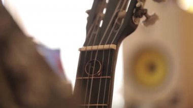 Altın alyans makro closeup gitar diamon mücevher üzerinde