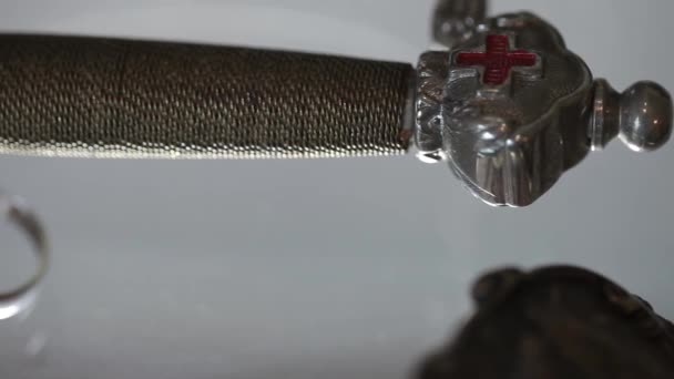 Серебряные обручальные кольца макро крупным планом бриллиантовые украшения — стоковое видео