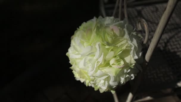 Decorações de casamento de flores brancas e vermelhas cerimônia florística — Vídeo de Stock