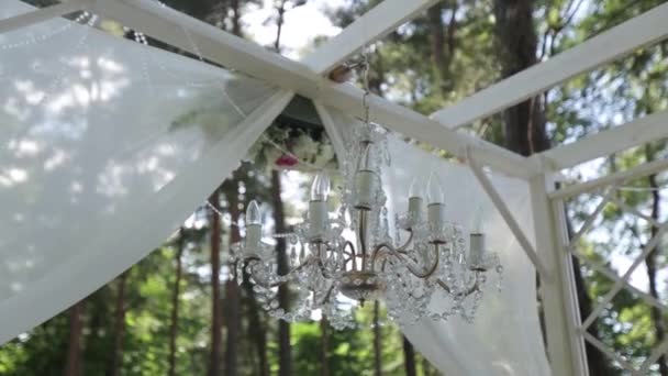 Un lustre vintage sur plafond noir dans le vieux château 