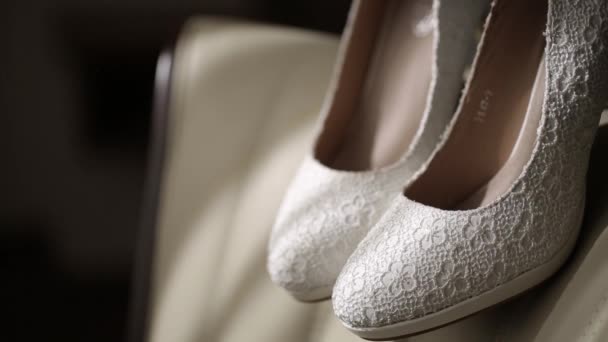 美しい結婚式ブライダルの靴のかかとの高級クローズ アップ — ストック動画