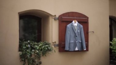 A mans gri ceket takım elbise düğün mamülleri önce bir askı yarda asmak asılı