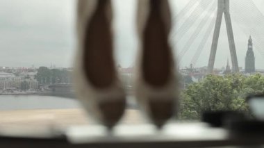 Güzel ayakkabıları stand pencerenin yanındaki kozmetik lüks düğün gelin closeup topuklu