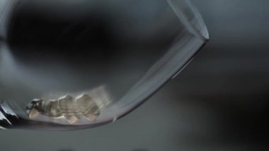 Bir shirton bir cam Kadehi kaymak closeup tablo makro için Bay kol düğmesi