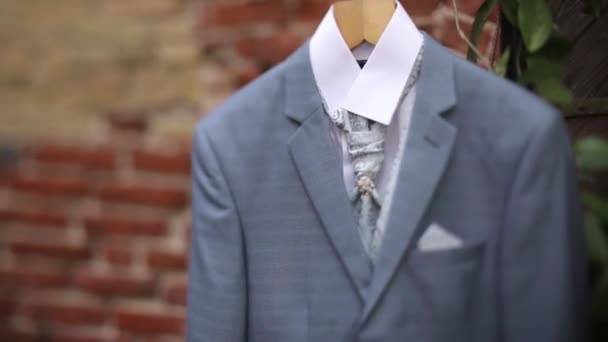 A mans szürke kabát ruha lógott az udvar lóg egy fogas előtt a vőlegény esküvői — Stock videók