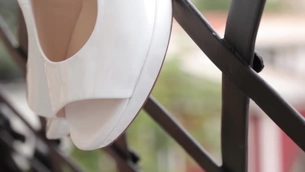 Mooie schoenen hangen op een zwart barbecue luxe bruiloft Bridal hakken closeup — Stockvideo