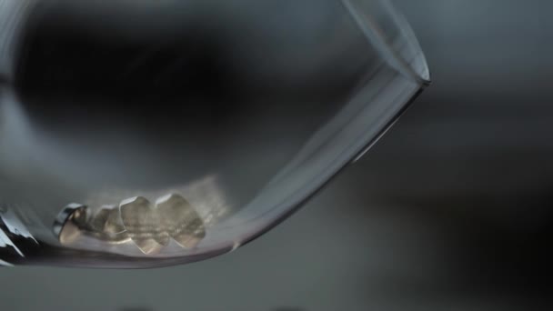 Ανδρικά μανικετόκουμπα για μια shirton στον πίνακα μακροεντολών σε ένα closeup ρυθμιστικό goblet γυαλί — Αρχείο Βίντεο