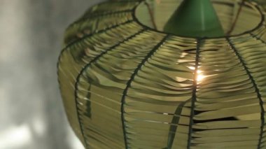 Eski zemin lamba ile kaplı yeşil bir film vintage bir dairede parlar