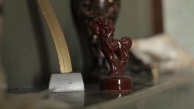 Eski Sovyet dairenin iç heykelcikler dolapları ve Kitaplar vintage