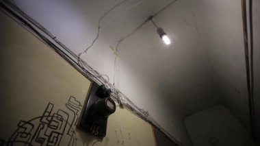 Koridor eski bir Sovyet ev, ampul ve bir elektrik sayacı