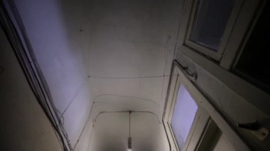 Koridor eski bir Sovyet ev, ampul ve bir elektrik sayacı
