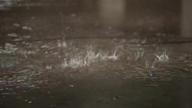 Su damlar üzerinde bir su birikintisine bina bir beton