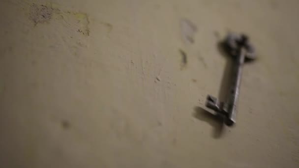 De oude IJzeren sleutel van het huis hangt aan de muur op de nagel — Stockvideo