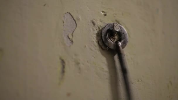 Старый железный ключ от дома висит на стене на гвозде. — стоковое видео