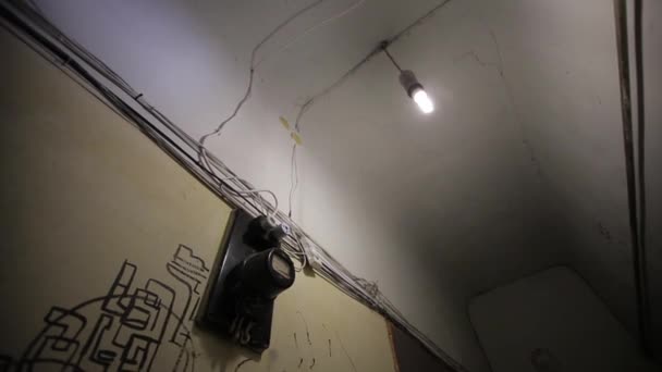 Gang in een oud huis van de Sovjet-Unie, een gloeilamp en een elektrische teller — Stockvideo