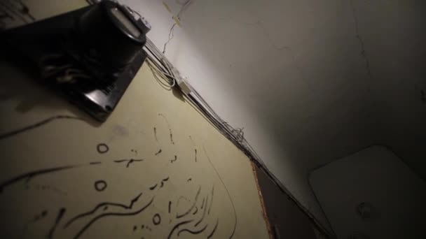 Couloir dans une vieille maison soviétique, une ampoule et un comptoir électrique — Video