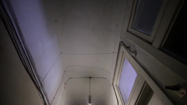 Couloir dans une vieille maison soviétique, une ampoule et un comptoir électrique — Video