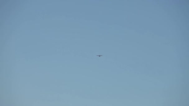 飞机在蓝天下飞翔 — 图库视频影像
