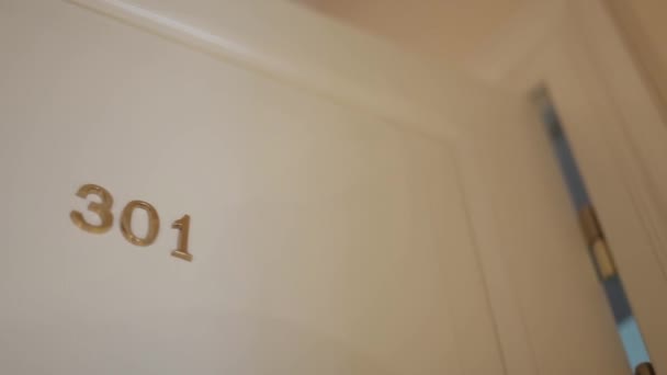 Bílé dveře ve staré vintage luxusní krásný hotel — Stock video
