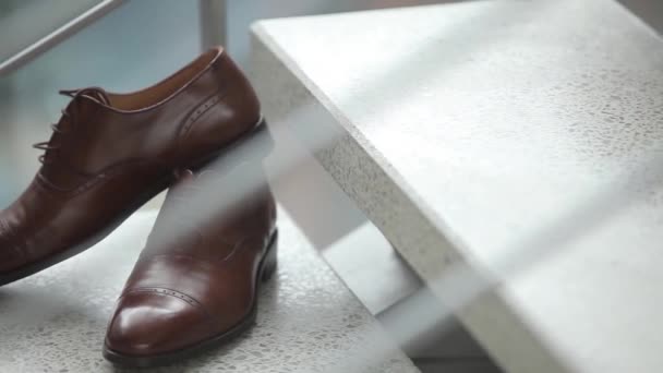 Zapatos para hombre del novio de pie en los escalones en el día de la boda antes de la ceremonia solemne — Vídeos de Stock