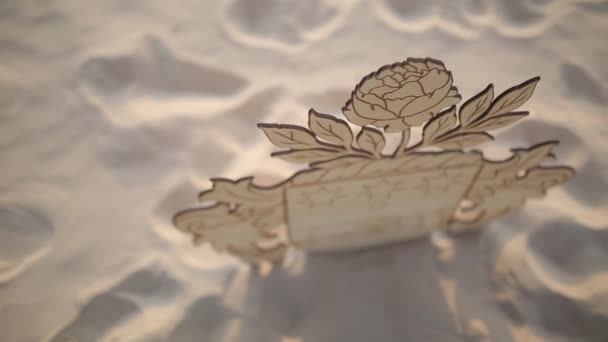 O brasão de armas da Letónia de madeira compensada na praia Decorações de casamento para a noiva Bijouterie, fitas, decorações de cetim e jóias — Vídeo de Stock