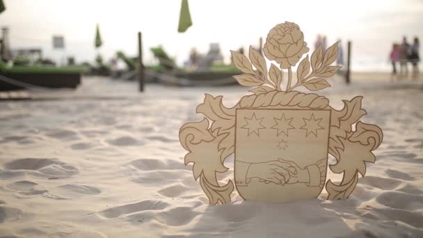 A címer lett a beach esküvői dekorációk a menyasszony ékszerek, szalag, szatén dekorációk és ékszerek rétegelt lemezből — Stock videók