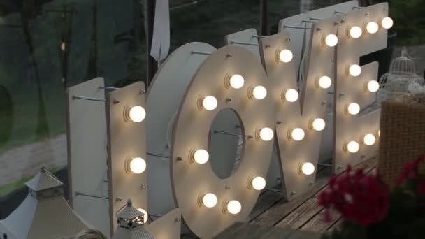 Cartas de boda de amor con bombillas decoraciones para la novia Bijouterie, cintas, decoraciones de satén y joyas — Vídeo de stock