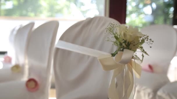 Místo svatebního obřadu a zdobené židle svatební dekorace pro nevěstu bižuterie, stuhy, satén dekorace a šperky — Stock video