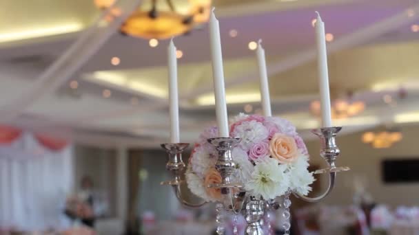 Une table décorée de fleurs et de bougies Décorations de mariage pour la mariée Bijouterie, rubans, décorations en satin et bijoux — Video