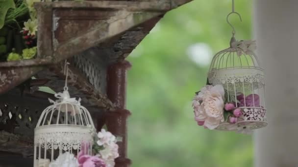 Svatební dekorace pro nevěstu bižuterie, stuhy, satén dekorace a šperky — Stock video