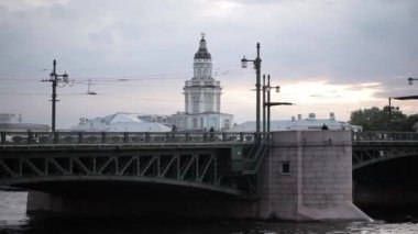 St. Petersburg nehre ve sonbaharda Beyaz Tapınak üzerinde köprü