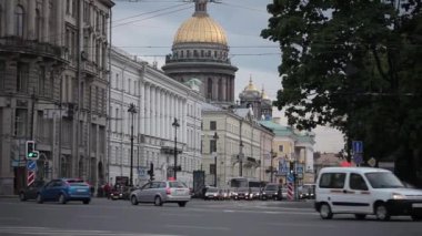 St. Petersburg Katedrali araçlarda arka planda ile sokak