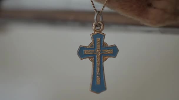 Cruz ortodoxa dorada colgando de una cuerda — Vídeos de Stock