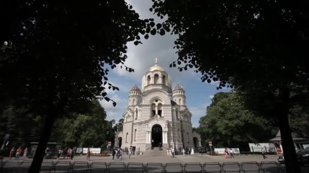 Ortodox katedrális fehér templom a főút mellett — Stock videók