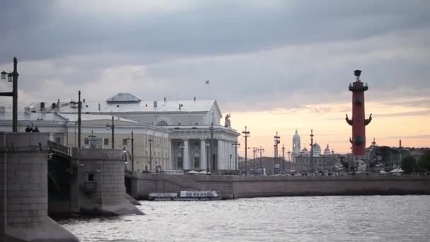 Brücke über den Fluss in St. petersburg und weißer Tempel im Herbst — Stockvideo