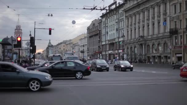 Ulica z samochodami w Petersburgu sklepy samochody i domy na tle — Wideo stockowe