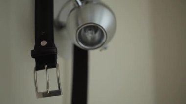 Erkek pantolon Kemer yanında gümüş lamba asılı