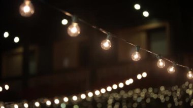 Teller sokakta Sarı Işık Ampüller dayan