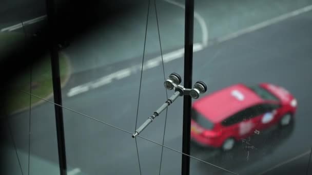 Vägtrafik bilar utsikt från fönstret genom Fönstren — Stockvideo