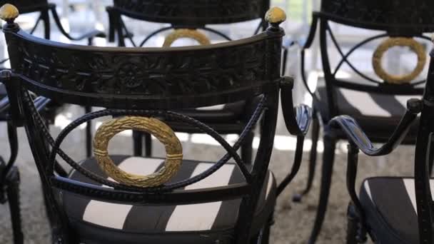 Zwarte Fauteuils bruiloft decoraties uit witte en rode bloemen ceremonie Floristiek — Stockvideo