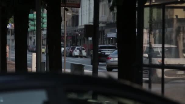 Wegverkeer van auto's uitzicht uit het raam door de ramen — Stockvideo