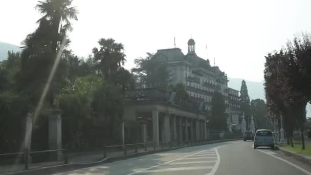 Vista desde la ventana del coche como italia palmeras y hoteles — Vídeo de stock