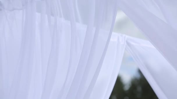 Decoraciones de boda de telas blancas y flores en la playa antes de la ceremonia — Vídeos de Stock