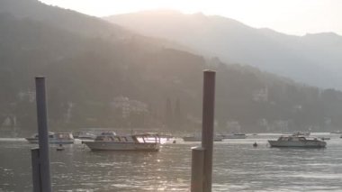 Lake Como İtalya, tekneler ve bir ada üzerinde gündoğumu