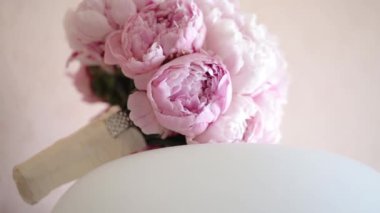 Törenden önce düğün gününde pembe gelin gelin buketi