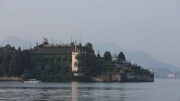 Soluppgång vid Comosjön i Italien, båtar och en ö — Stockvideo