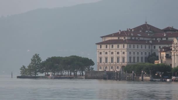 Восход солнца на озере Комо в Италии, лодки и остров — стоковое видео