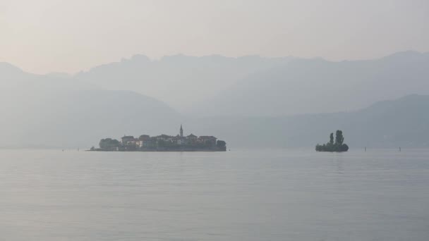 Lever de soleil sur le lac de Côme en Italie, bateaux et une île — Video