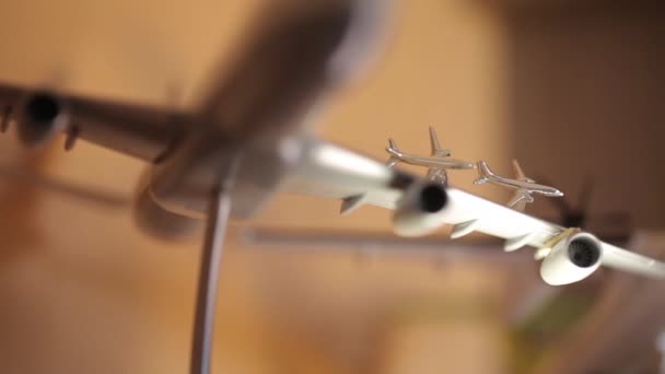 Modelo de la aeronave sobre la mesa gemelos plateados — Vídeos de Stock